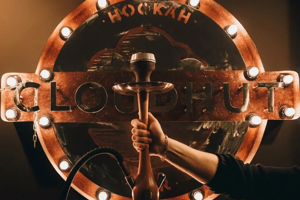 Фирменная вывеска CloudHut Hookah Bar с лампами